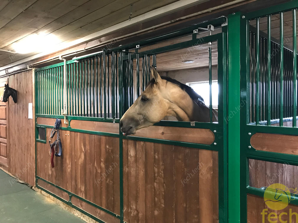 In the sliding door there is a window for communicating with the horse.