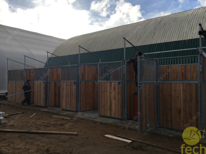 Outdoor partition stables